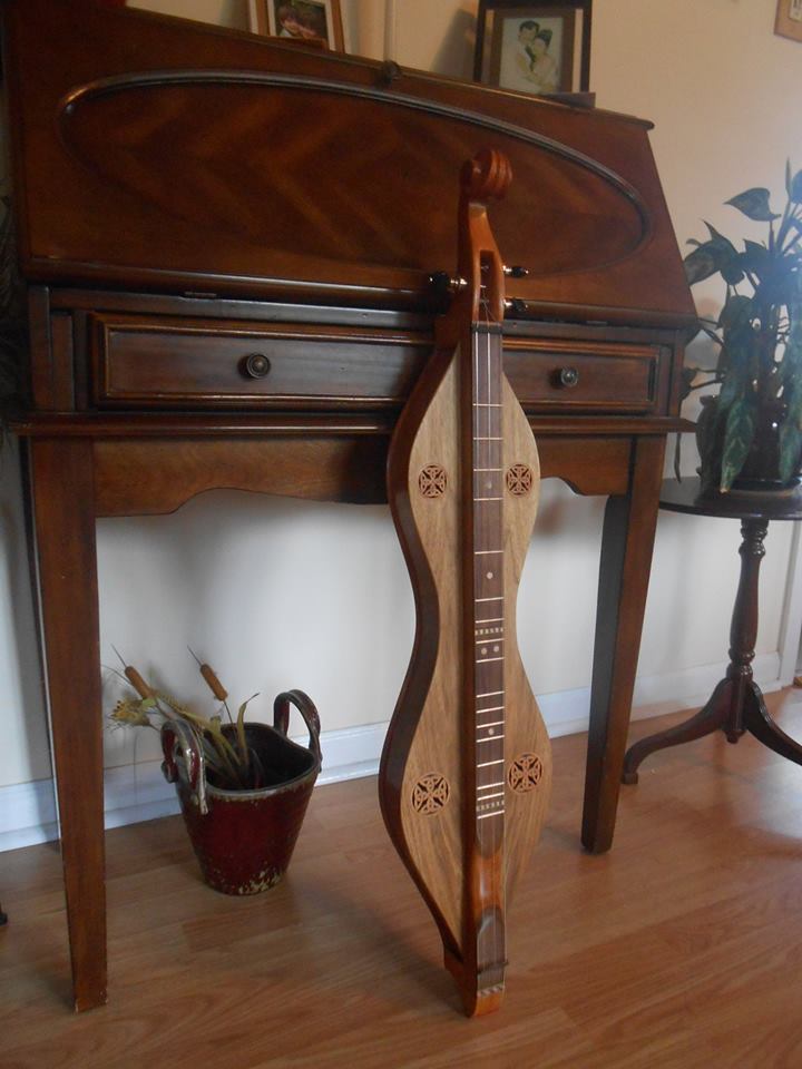 new-dulcimer-of-butternut-and-mahogany
