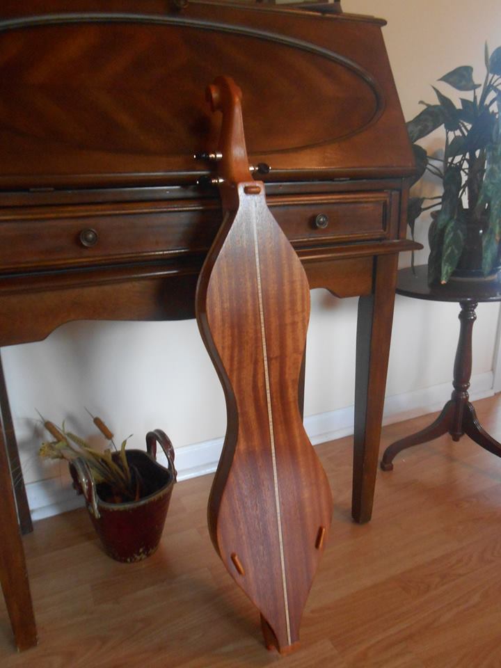 new-dulcimer-of-butternut-and-mahogany2